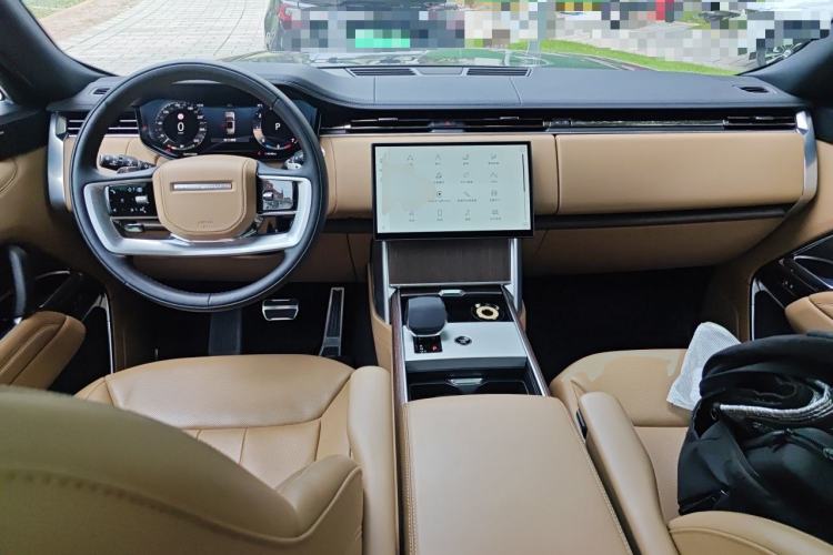 Used Land Rover Range 2025 3.0 L6 400 PS Extended Luxury Edition Center Console