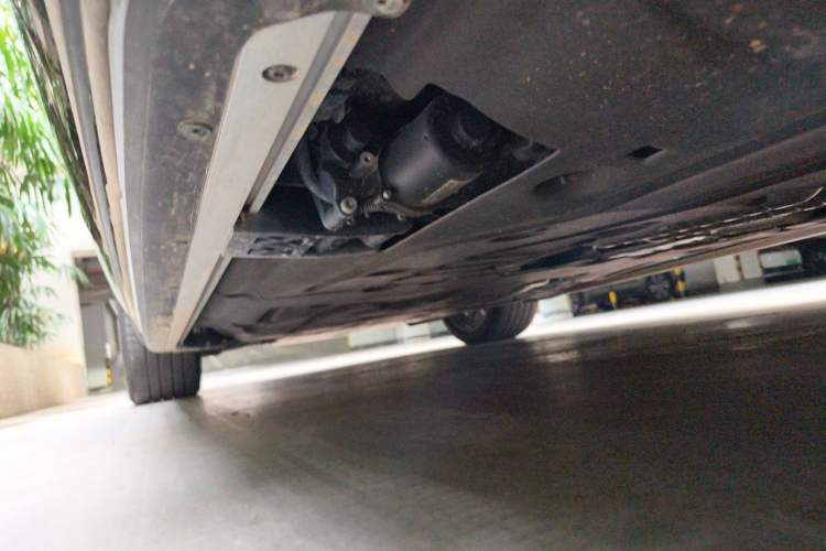 Used Land Rover Range 2025 3.0 L6 400 PS Extended-Length Genesis Edition Chassis Rear Left