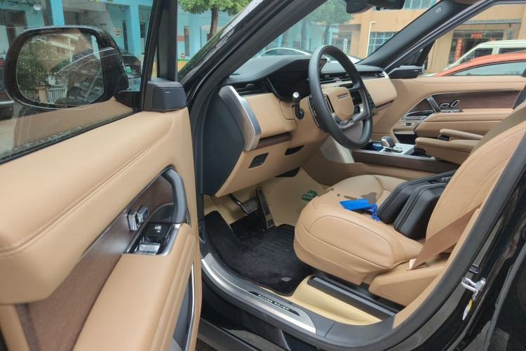 Used Land Rover Range 2025 3.0 L6 400 PS Extended Luxury Edition Driver Seat