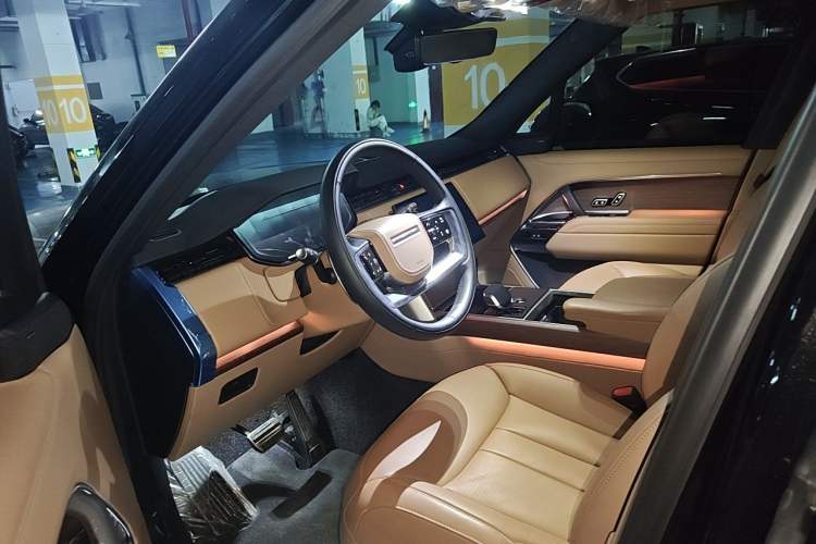 Used Land Rover Range 2025 3.0 L6 400 PS Extended Luxury Edition Driver Seat