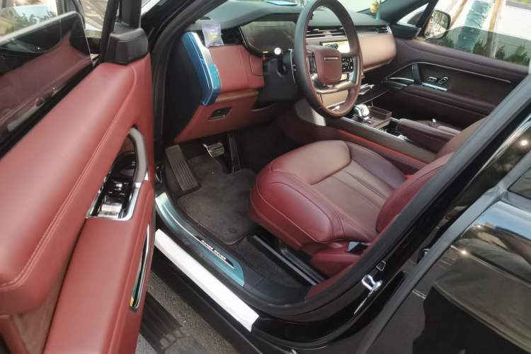 Used Land Rover Range 2025 3.0 L6 400 PS Extended-Length Genesis Edition Driver Seat