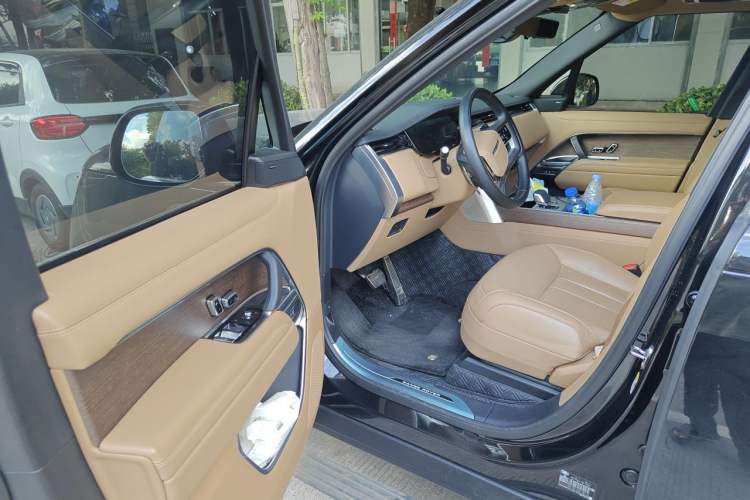 Used Land Rover Range 2025 3.0 L6 400 PS Extended Luxury Edition Driver Seat