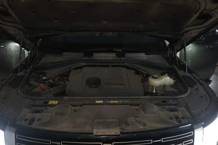 Used Land Rover Range 2025 3.0 L6 400 PS Extended Luxury Edition Engine Bay