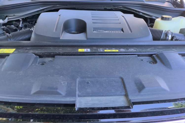 Used Land Rover Range 2025 3.0 L6 400 PS Extended Luxury Edition Engine Bay