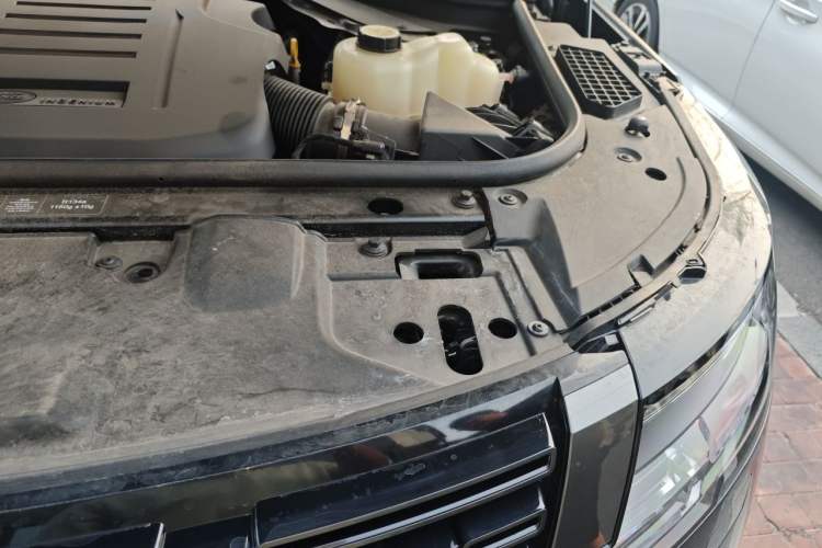 Used Land Rover Range 2025 3.0 L6 400 PS Extended Luxury Edition Engine Bay Left