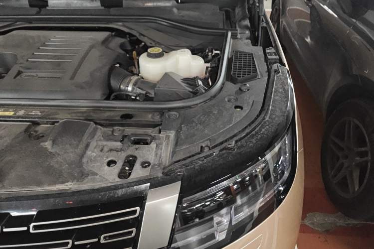 Used Land Rover Range 2025 3.0 L6 400 PS Extended Luxury Edition Engine Bay Left