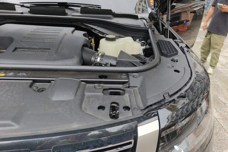 Used Land Rover Range 2025 3.0 L6 400 PS Extended Luxury Edition Engine Bay Left