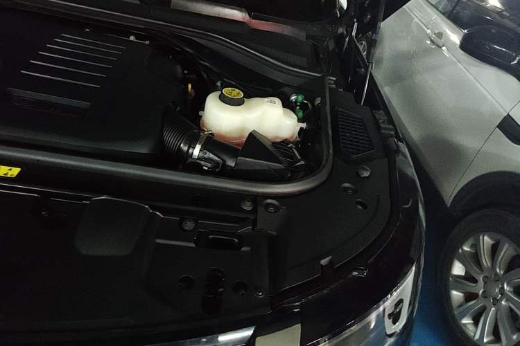 Used Land Rover Range 2025 3.0 L6 400 PS Extended Luxury Edition Engine Bay Left