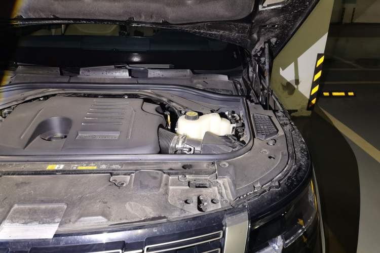 Used Land Rover Range 2025 3.0 L6 400 PS Extended Luxury Edition Engine Bay Left