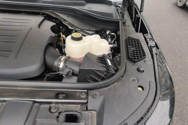 Used Land Rover Range 2025 3.0 L6 400 PS Extended-Length Genesis Edition Engine Bay Left