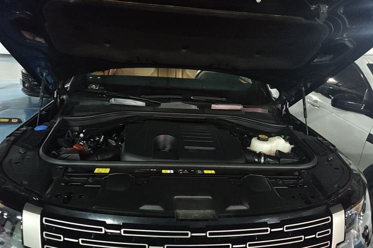 Used Land Rover Range 2025 3.0 L6 400 PS Extended Luxury Edition Engine Bay