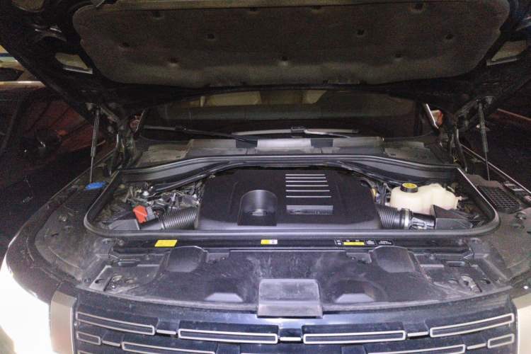 Used Land Rover Range 2025 3.0 L6 400 PS Extended Luxury Version 7-Seater Engine Bay