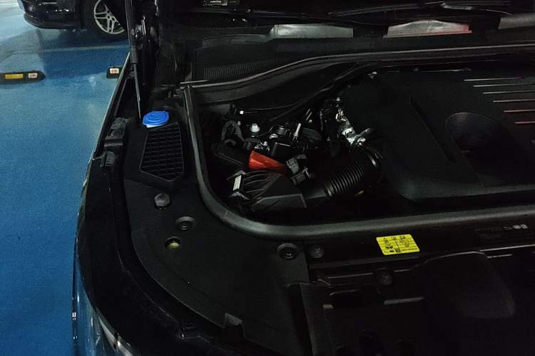 Used Land Rover Range 2025 3.0 L6 400 PS Extended Luxury Edition Engine Bay Right