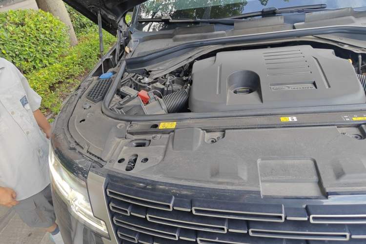 Used Land Rover Range 2025 3.0 L6 400 PS Extended Luxury Edition Engine Bay Right