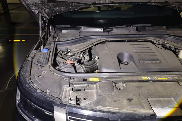 Used Land Rover Range 2025 3.0 L6 400 PS Extended Luxury Edition Engine Bay Right