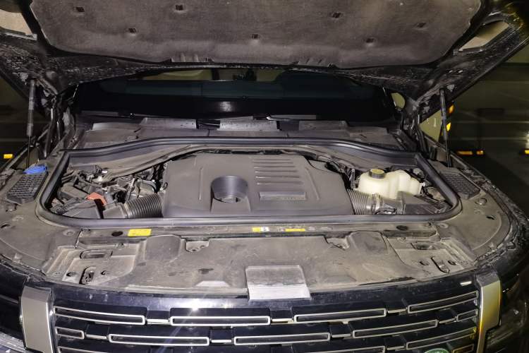 Used Land Rover Range 2025 3.0 L6 400 PS Extended Luxury Edition Engine Bay