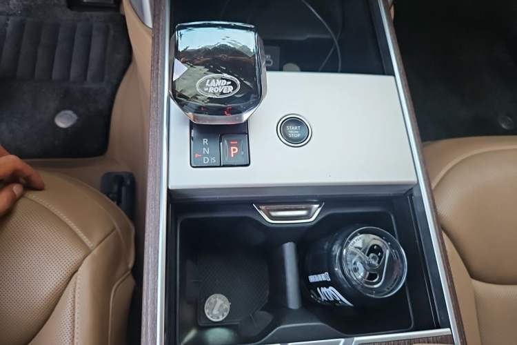 Used Land Rover Range 2025 3.0 L6 400 PS Extended Luxury Edition Gear Lever