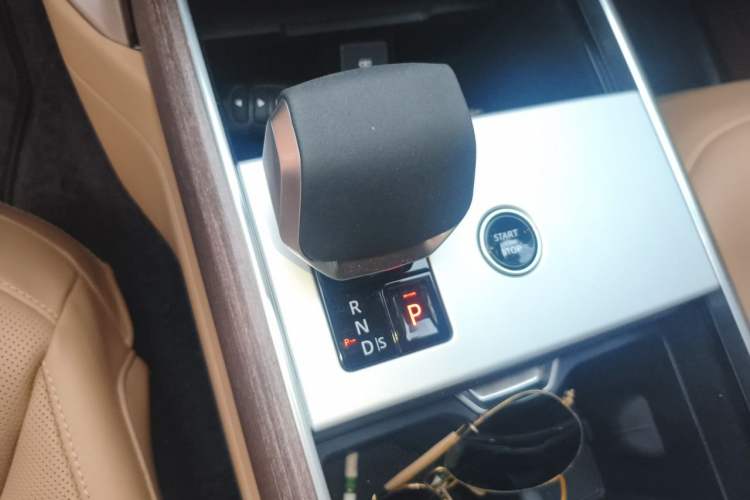 Used Land Rover Range 2025 3.0 L6 360 PS Grand Edition Gear Lever