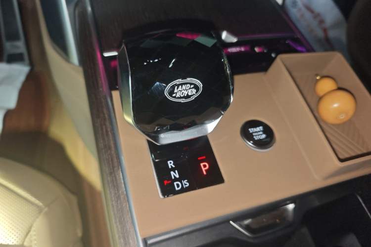 Used Land Rover Range 2025 3.0 L6 400 PS Extended Luxury Edition Gear Lever