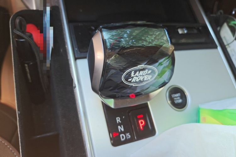 Used Land Rover Range 2025 3.0 L6 400 PS Extended Luxury Edition Gear Lever