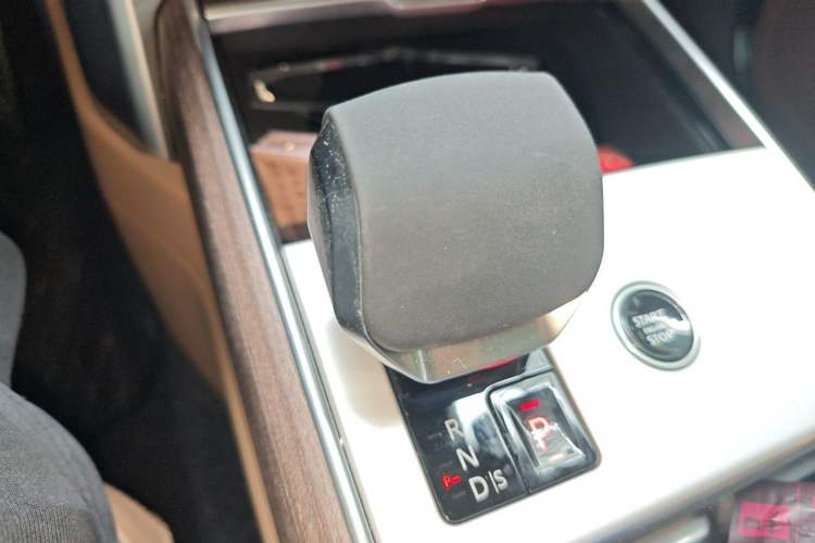 Used Land Rover Range 2025 3.0 L6 400 PS Extended Luxury Edition Gear Lever