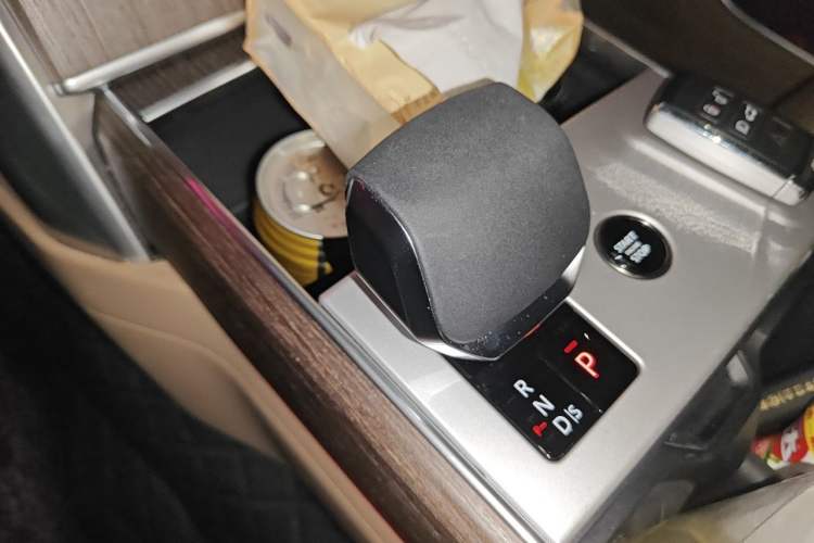 Used Land Rover Range 2025 3.0 L6 400 PS Extended Luxury Edition Gear Lever