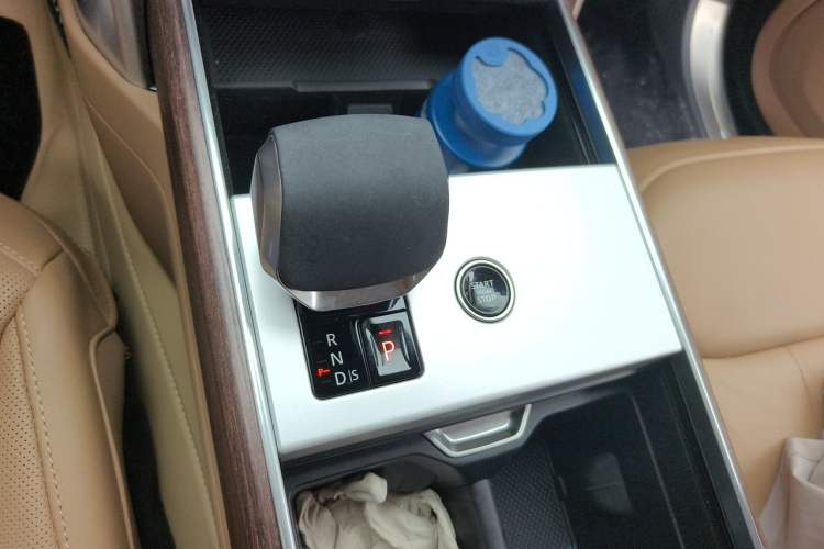 Used Land Rover Range 2025 3.0 L6 400 PS Extended Luxury Edition Gear Lever