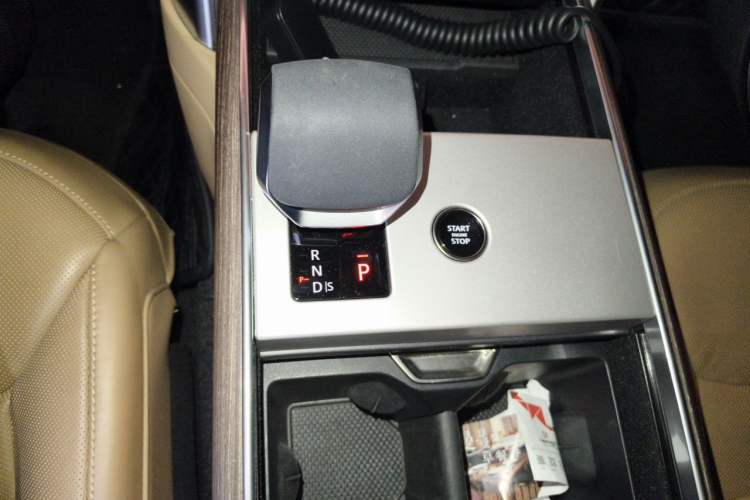 Used Land Rover Range 2025 3.0 L6 400 PS Extended Luxury Version 7-Seater Gear Lever