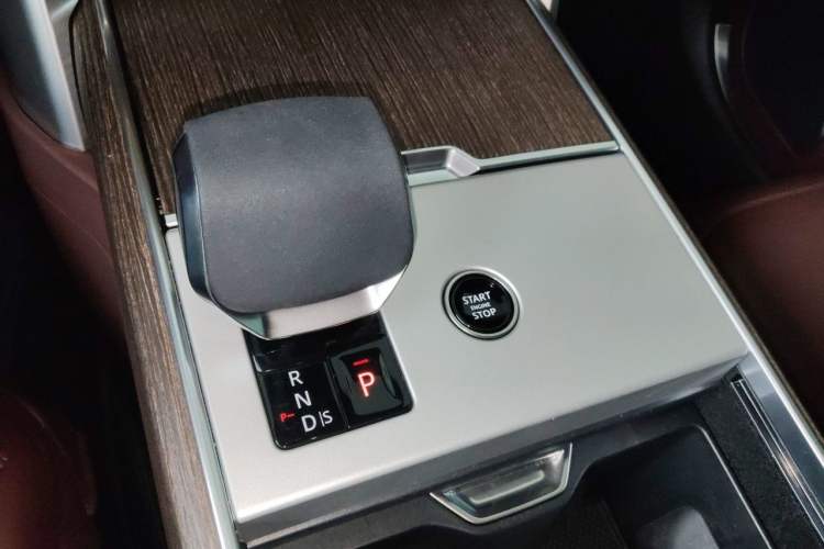 Used Land Rover Range 2025 3.0 L6 400 PS Extended Luxury Edition Gear Lever