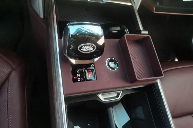 Used Land Rover Range 2025 3.0 L6 400 PS Extended-Length Genesis Edition Gear Lever