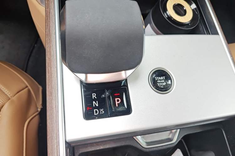 Used Land Rover Range 2025 3.0 L6 400 PS Extended Luxury Edition Gear Lever