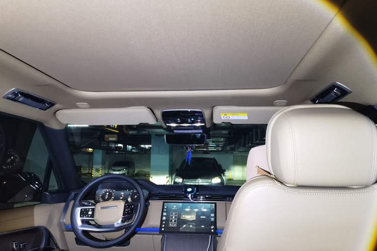 Used Land Rover Range 2025 3.0 L6 400 PS Extended Luxury Edition Headliner