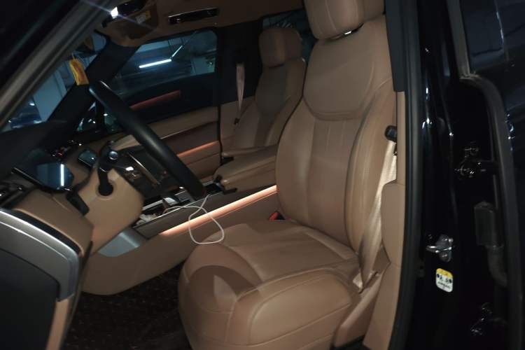 Used Land Rover Range 2025 3.0 L6 400 PS Extended Luxury Edition Left Front Seat