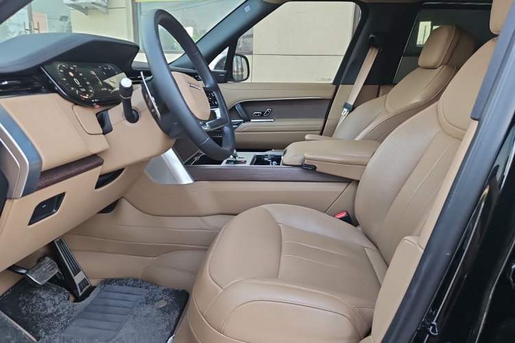 Used Land Rover Range 2025 3.0 L6 400 PS Extended Luxury Edition Left Front Seat