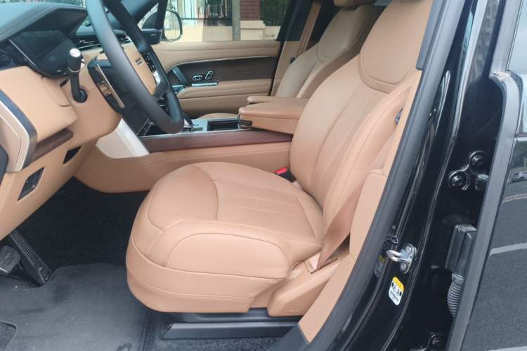 Used Land Rover Range 2025 3.0 L6 360 PS Grand Edition Left Front Seat