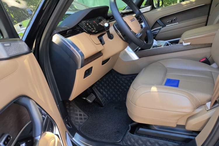 Used Land Rover Range 2025 3.0 L6 400 PS Extended Luxury Edition Left Front Seat