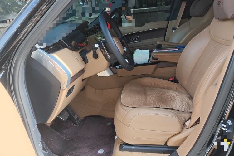 Used Land Rover Range 2025 3.0 L6 400 PS Extended Luxury Edition Left Front Seat