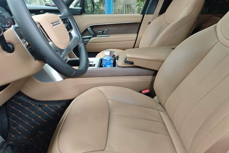 Used Land Rover Range 2025 3.0 L6 400 PS Extended Luxury Edition Left Front Seat