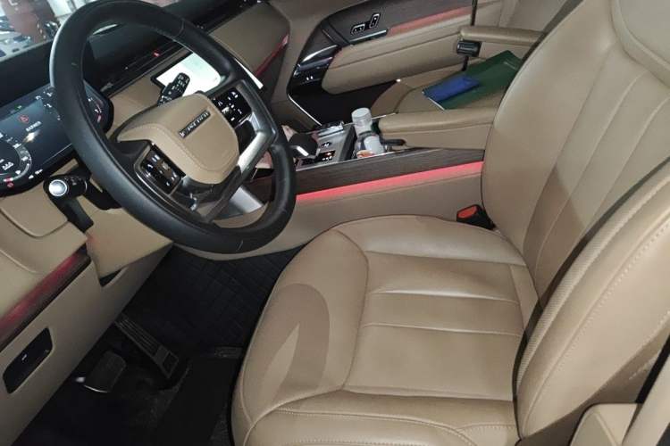 Used Land Rover Range 2025 3.0 L6 400 PS Extended Luxury Edition Left Front Seat