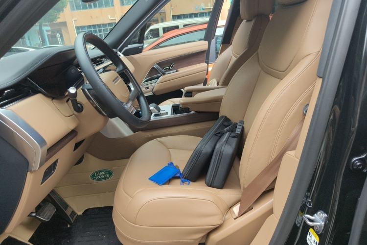Used Land Rover Range 2025 3.0 L6 400 PS Extended Luxury Edition Left Front Seat
