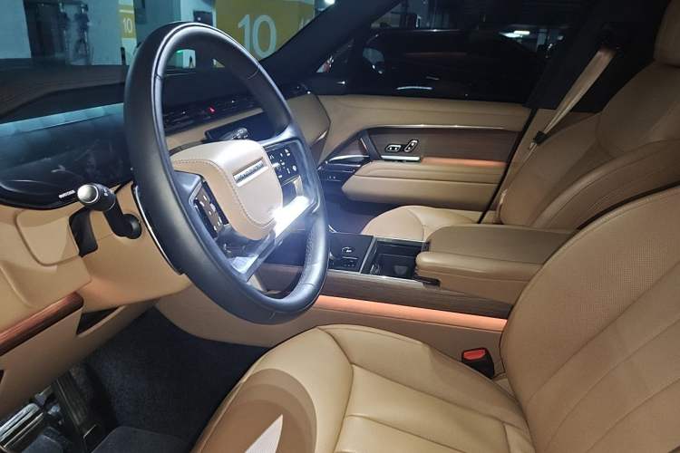 Used Land Rover Range 2025 3.0 L6 400 PS Extended Luxury Edition Left Front Seat