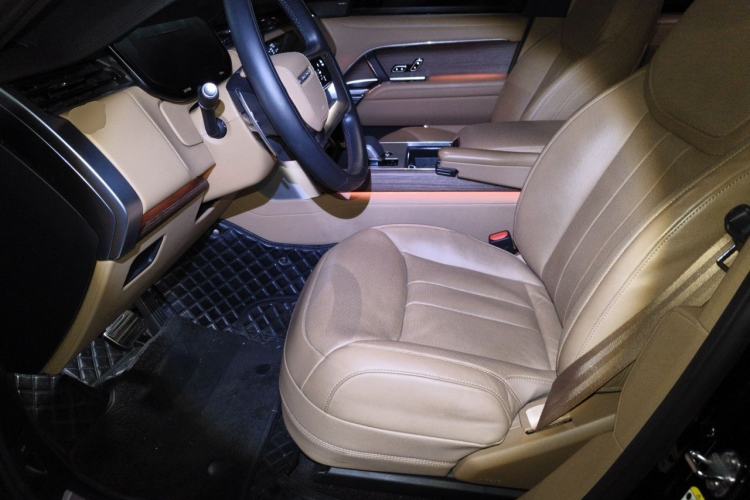 Used Land Rover Range 2025 3.0 L6 400 PS Extended Luxury Version 7-Seater Left Front Seat