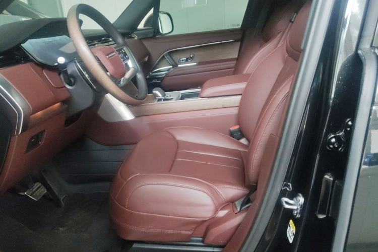 Used Land Rover Range 2025 3.0 L6 400 PS Extended Luxury Edition Left Front Seat