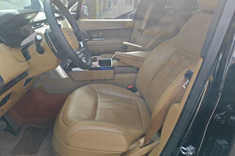 Used Land Rover Range 2025 3.0 L6 400 PS Extended Luxury Version 7-Seater Left Front Seat