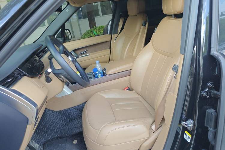 Used Land Rover Range 2025 3.0 L6 400 PS Extended Luxury Edition Left Front Seat