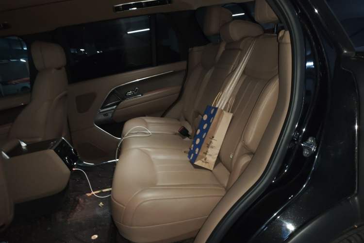 Used Land Rover Range 2025 3.0 L6 400 PS Extended Luxury Edition Left Rear Seat