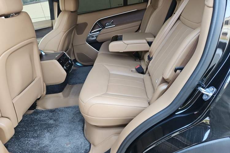 Used Land Rover Range 2025 3.0 L6 400 PS Extended Luxury Edition Left Rear Seat