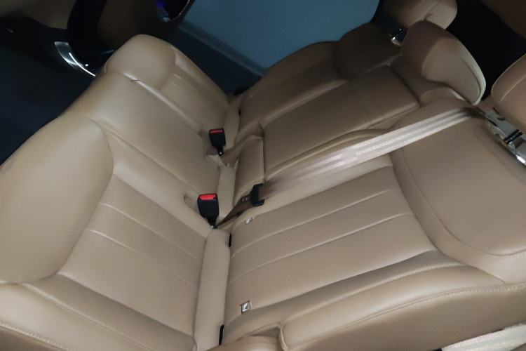 Used Land Rover Range 2025 3.0 L6 400 PS Extended Luxury Version 7-Seater Left Rear Seat