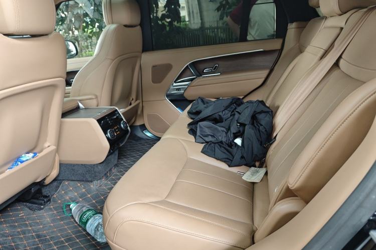 Used Land Rover Range 2025 3.0 L6 400 PS Extended Luxury Edition Left Rear Seat