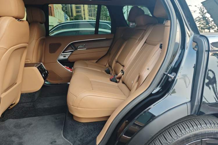 Used Land Rover Range 2025 3.0 L6 400 PS Extended Luxury Edition Left Rear Seat